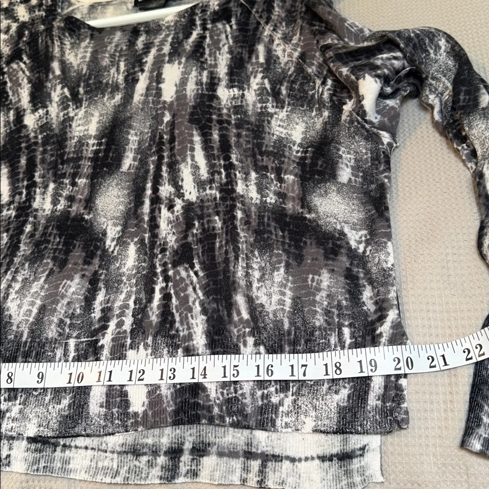 DKNY sz L Black white watercolour inkstroke pattern fine knit sweater side slit - Picture 9 of 9